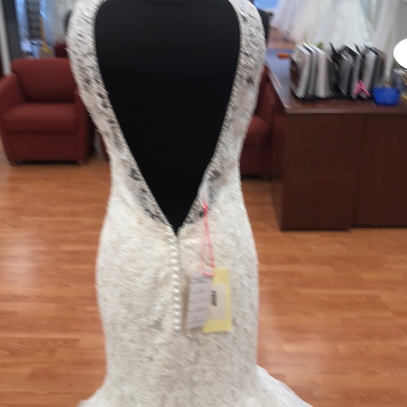 Ivory wedding gown with lace floral print - Picture 5 of 8